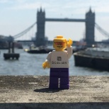 Petit personnage Lego posant devant le Tower Bridge à Londres