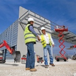 Bei der Anlieferung der Baumaschinen auf der Baustelle